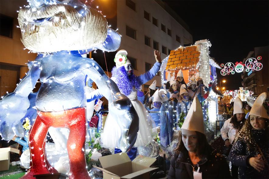 Cabalgata de Reyes 2019 - Imagen de una carroza que participa en la Cabalgata y con personas disfrazadas.