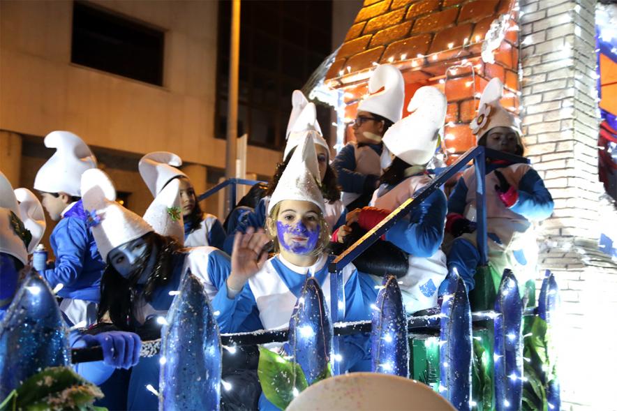Cabalgata de Reyes 2019 -  Imagen de una carroza que participa en la Cabalgata y con niños disfrazados.