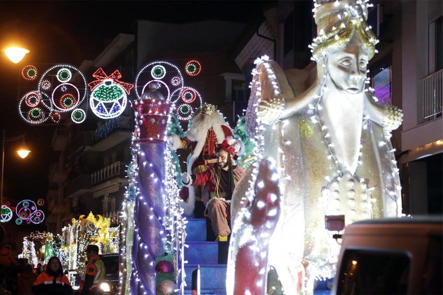 Cabalgata de Reyes 2019 - Imagen del Rey Melchor en su carroza y acompañado de un paje.