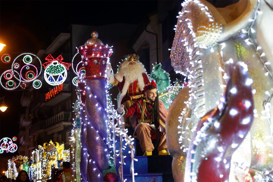 Cabalgata de Reyes 2019 - Imagen del Rey Melchor en su carroza y acompañado de un paje.