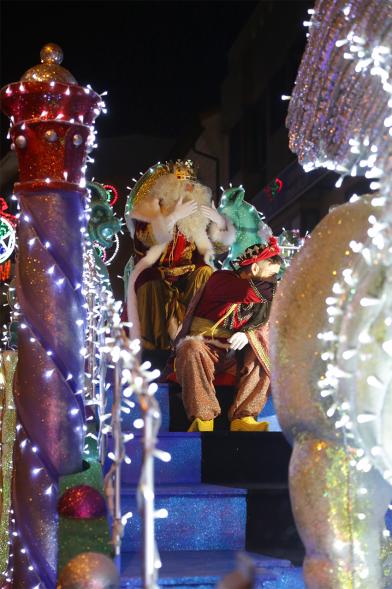 Cabalgata de Reyes 2019 - Imagen del Rey Melchor en su carroza y acompañado de un paje.