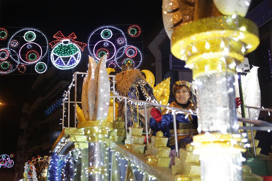 Cabalgata de Reyes 2019 - Imagen del Rey Gaspar en su carroza y acompañada de una paje.