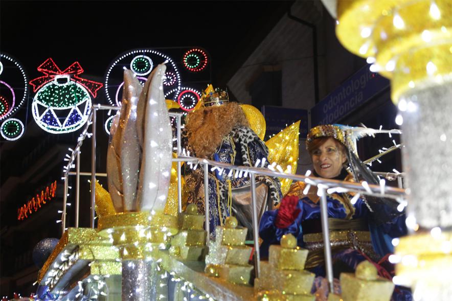 Cabalgata de Reyes 2019 - Imagen del Rey Gaspar en su carroza y acompañada de una paje.