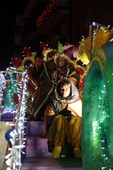 Cabalgata de Reyes 2019 - Imagen del Rey Baltasar acompañado de una paje en su carroza.