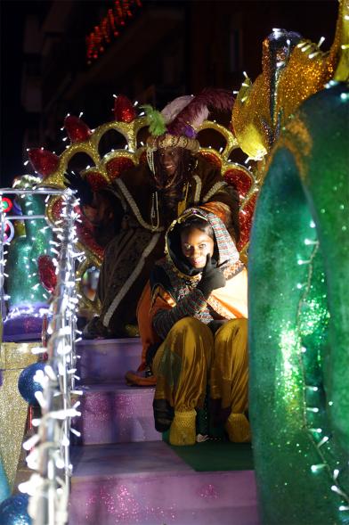 Cabalgata de Reyes 2019 - Imagen del Rey Baltasar acompañado de una paje en su carroza.