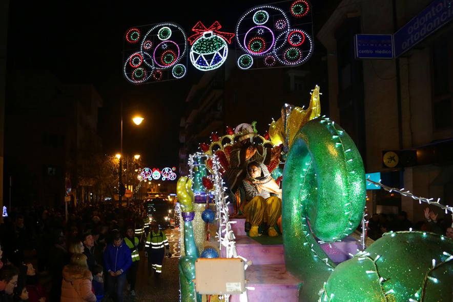 Cabalgata de Reyes 2019 - Imagen del Rey Baltasar acompañado de una paje en su carroza.