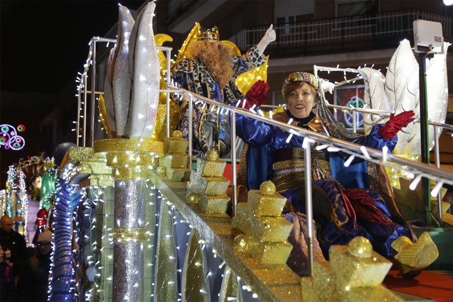 Cabalgata de Reyes 2019 - Imagen del Rey Gaspar en su carroza y acompañada de una paje.