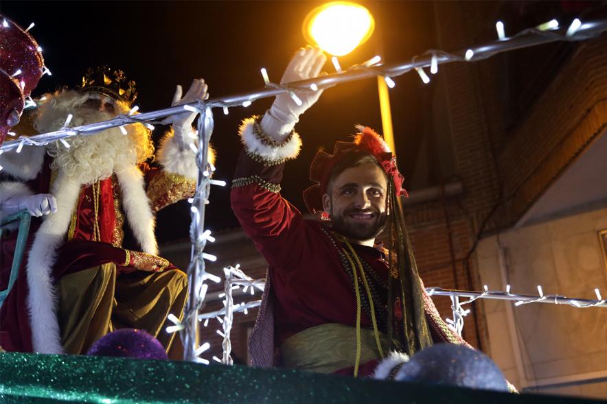 Cabalgata de Reyes 2019 - Imagen del Rey Melchor en su carroza y acompañado de un paje.