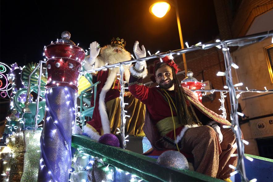 Cabalgata de Reyes 2019 - Imagen del Rey Melchor en su carroza y acompañado de un paje.