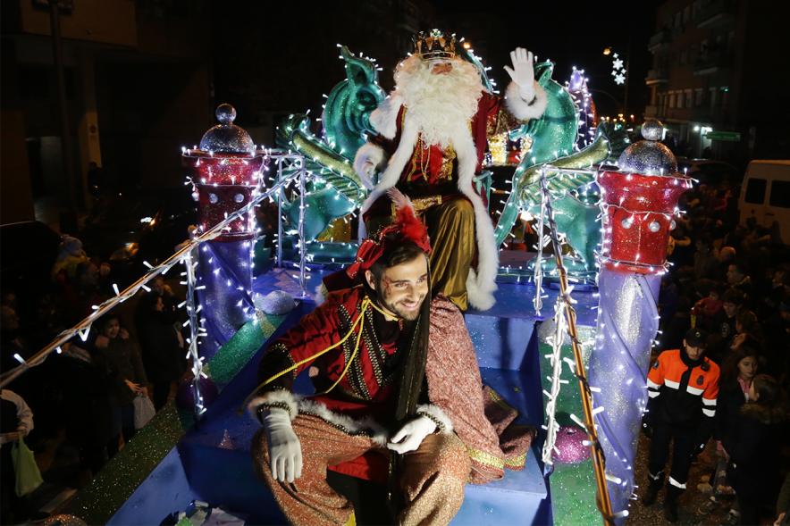 Cabalgata de Reyes 2019 - Imagen del Rey Melchor en su carroza y acompañado de un paje.