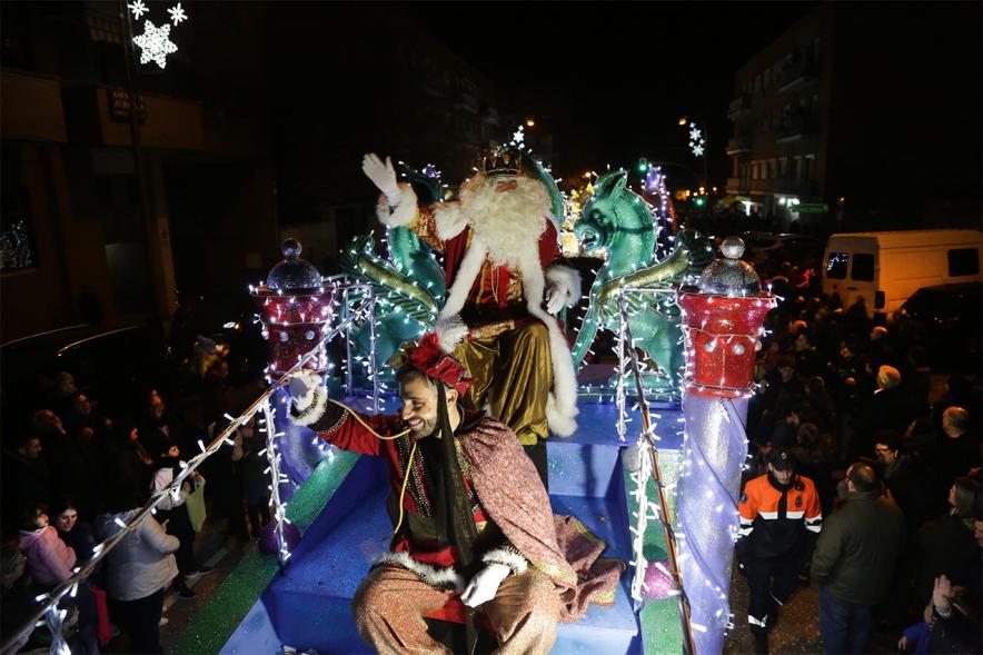 Cabalgata de Reyes 2019 - Imagen del Rey Melchor en su carroza y acompañado de un paje.