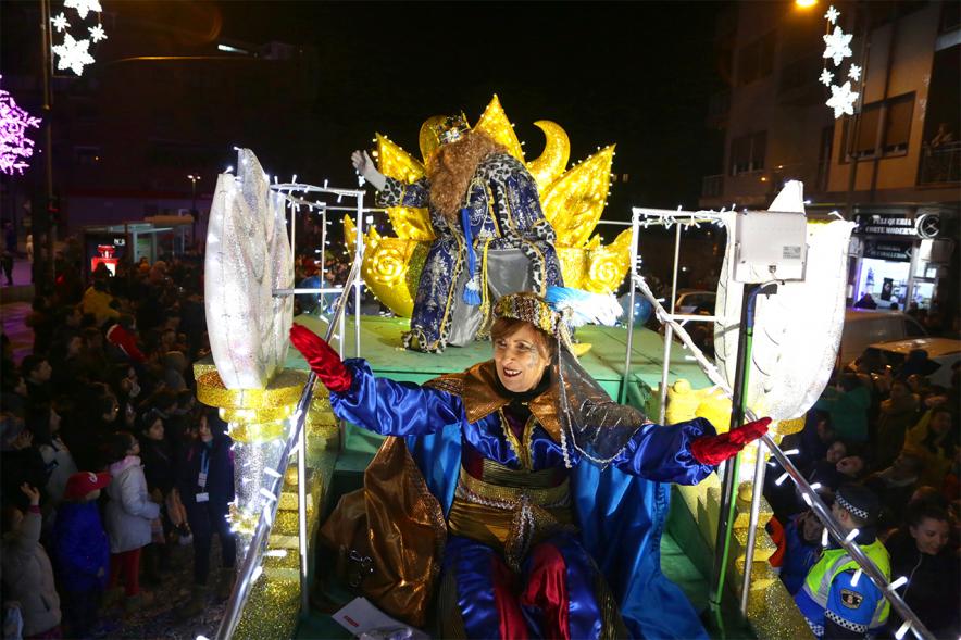 Cabalgata de Reyes 2019 - Imagen del Rey Gaspar en su carroza y acompañada de una paje.