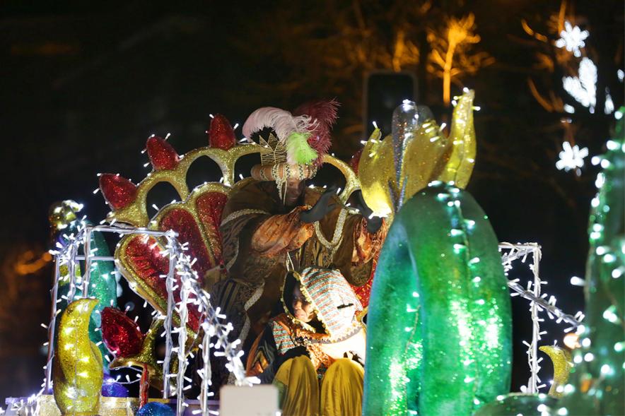 Cabalgata de Reyes 2019 - Imagen del Rey Baltasar acompañado de una paje en su carroza.