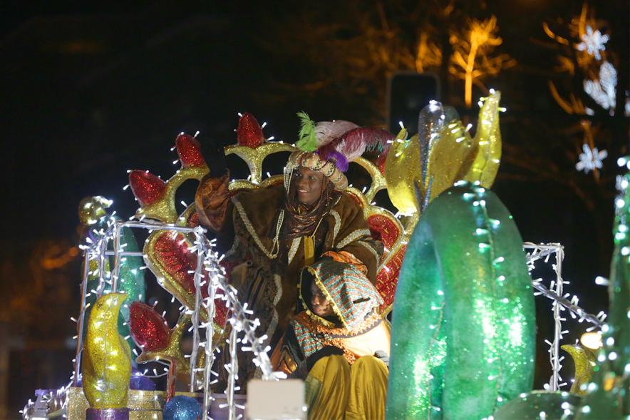 Cabalgata de Reyes 2019 - Imagen del Rey Baltasar acompañado de una paje en su carroza.