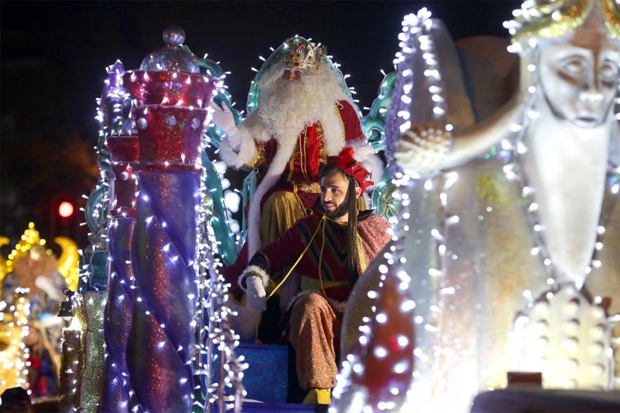 Cabalgata de Reyes 2019 - Imagen del Rey Melchor en su carroza y acompañado de un paje.