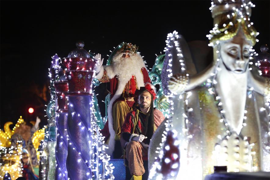 Cabalgata de Reyes 2019 - Imagen del Rey Melchor en su carroza y acompañado de un paje.
