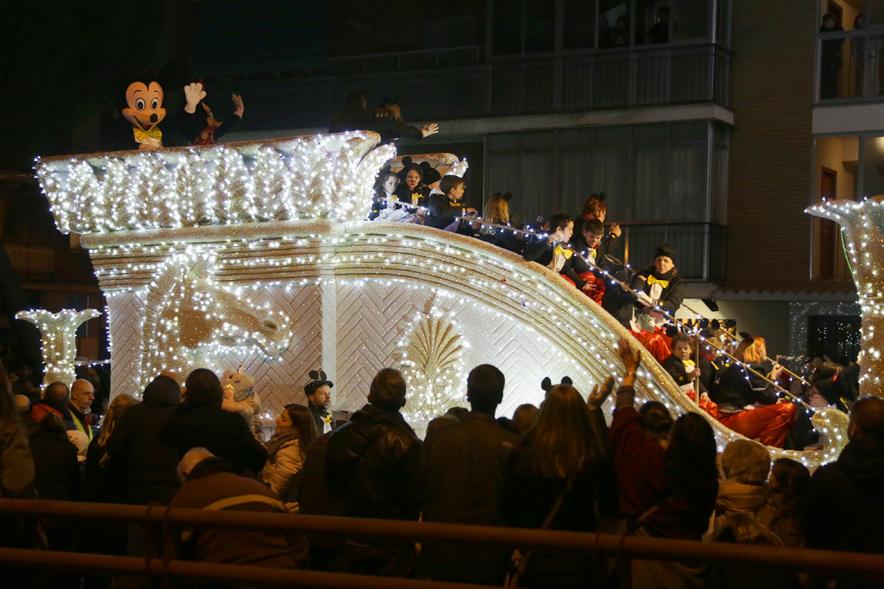 Cabalgata de Reyes 2019 - Imagen de una carroza que participa en la Cabalgata y con niños disfrazados.