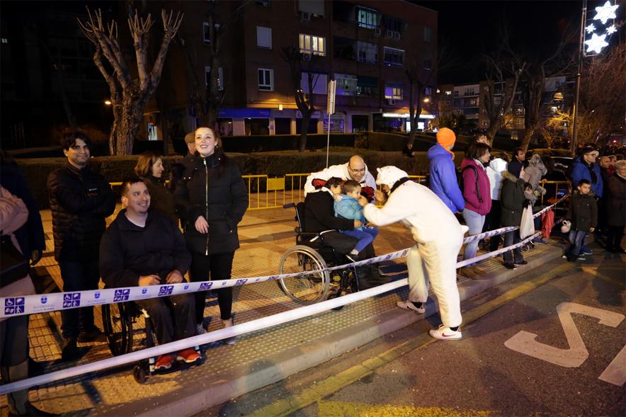 Cabalgata de Reyes 2019 - Imagen de una persona disfrazada que participa en el desfile saludando a un niño del público.