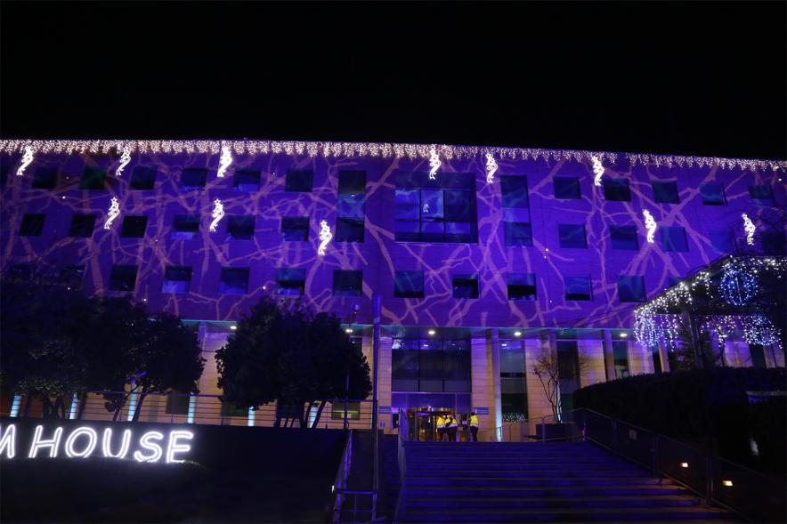 Cabalgata de Reyes 2019 - Imagen de la fachada del Ayuntamiento iluminada en azul.