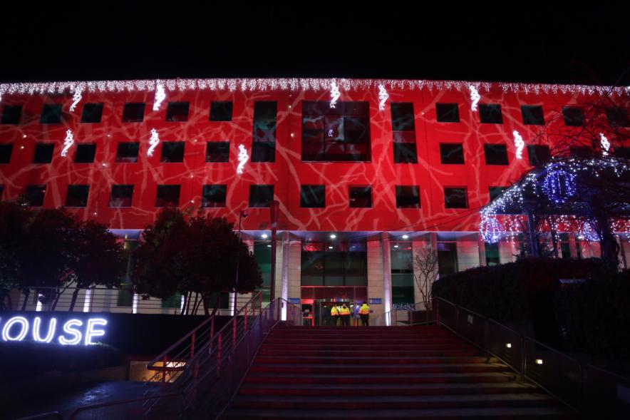 Cabalgata de Reyes 2019 - Imagen de la fachada del Ayuntamiento iluminada en rojo.