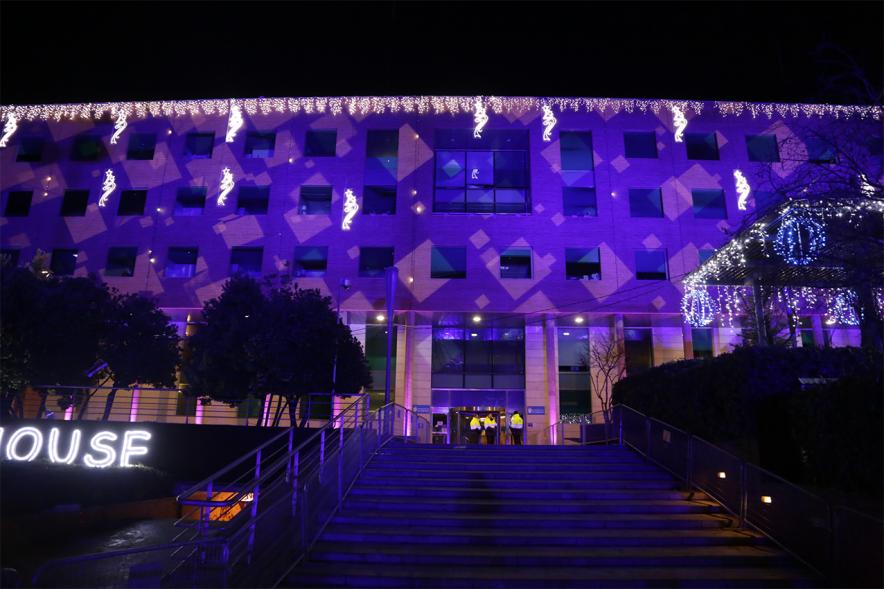 Cabalgata de Reyes 2019 - Imagen de la fachada del Ayuntamiento iluminada en azul.
