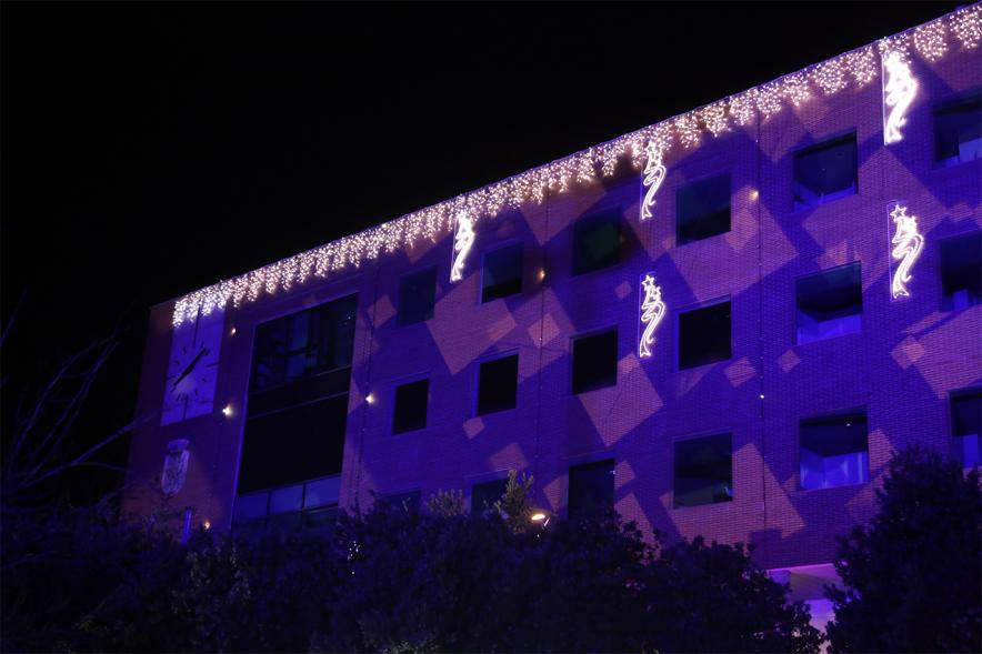 Cabalgata de Reyes 2019 - Imagen de la fachada del Ayuntamiento iluminada en azul.