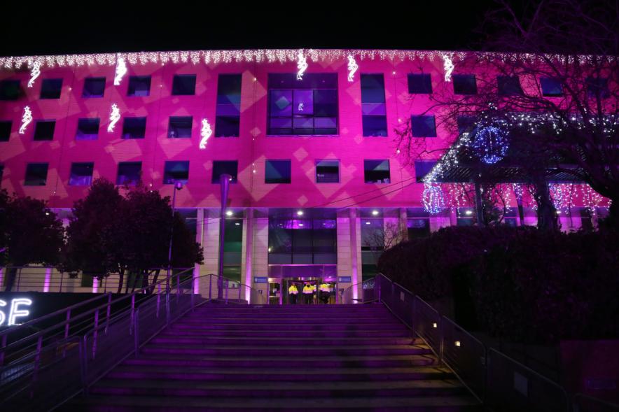 Cabalgata de Reyes 2019 - Imagen de la fachada del Ayuntamiento iluminada en rosa.