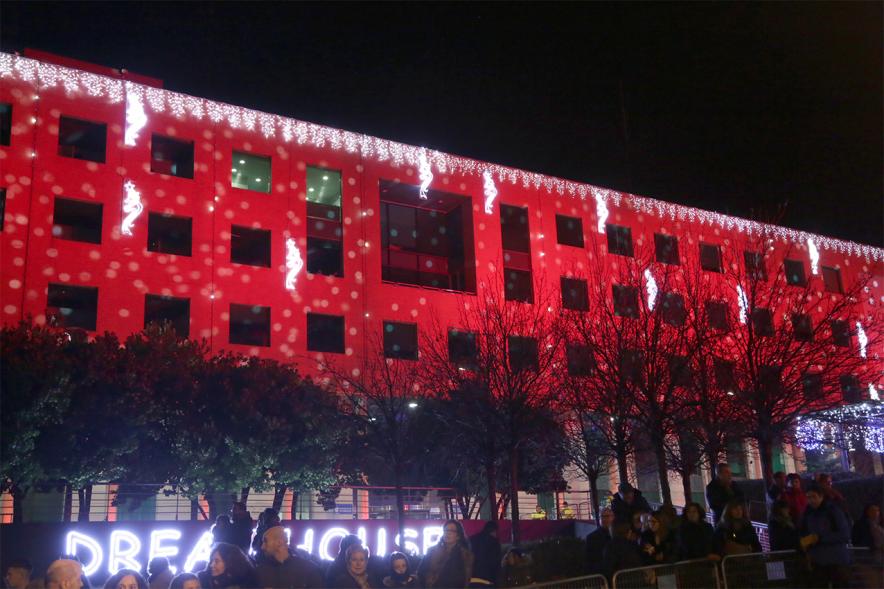 Cabalgata de Reyes 2019 - Imagen de la fachada del Ayuntamiento iluminada en rojo y con copos de nieve.