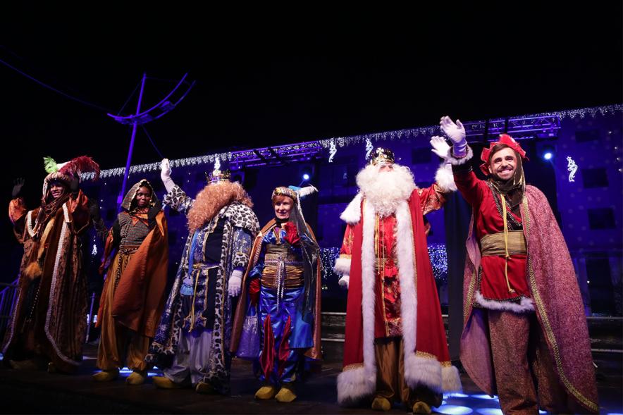 Cabalgata de Reyes 2019 - Imagen de los tres Reyes Magos en el escenario acompañados de sus respectivos pajes.