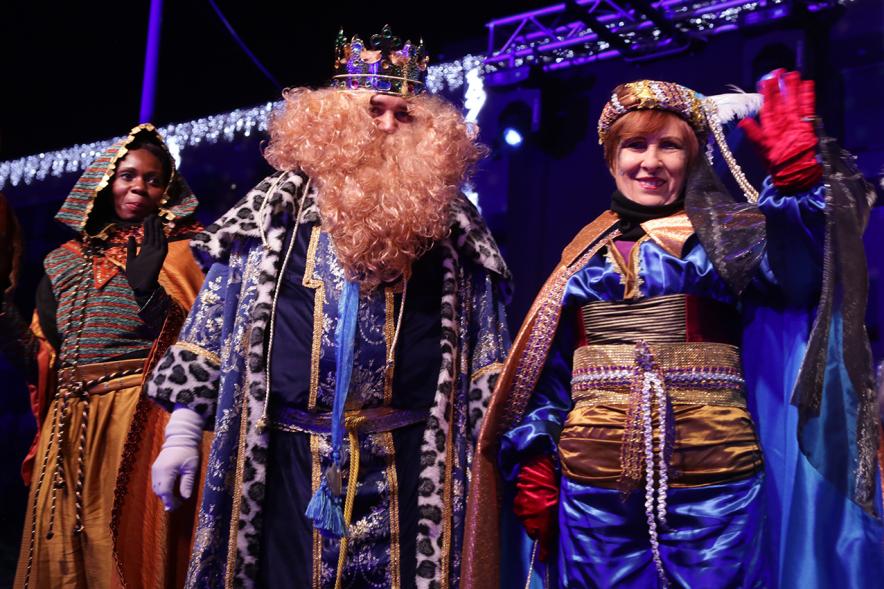 Cabalgata de Reyes 2019 - Imagen del Rey Gaspar y acompañada de su paje saludando al público asistente.