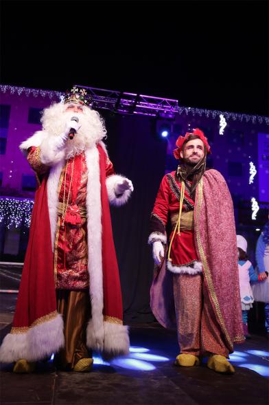 Cabalgata de Reyes 2019 - Imagen del Rey Melchor con el micrófono de la mano hablando para el público asistente acompañado de su paje.