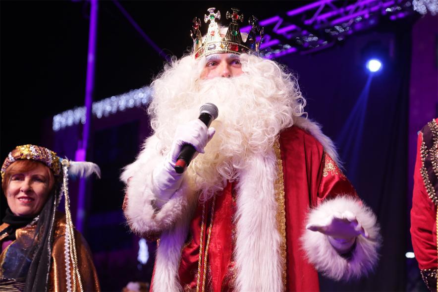 Cabalgata de Reyes 2019 - Imagen del Rey Melchor con el micrófono de la mano hablando para el público asistente.