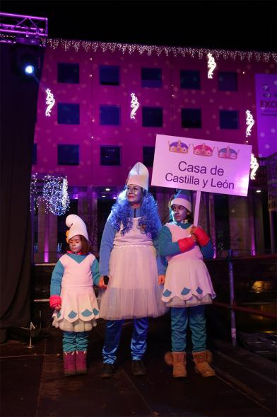 Cabalgata de Reyes 2019 - Imagen de unas personas que participan en el desfile disfrazadas de pitufas por la Casa de Castilla-León.