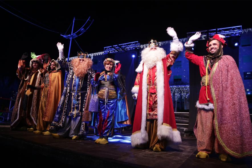Cabalgata de Reyes 2019 - Imagen de los tres Reyes Magos en el escenario acompañados de sus respectivos pajes.