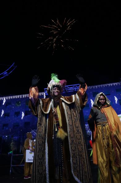 Cabalgata de Reyes 2019 - Imagen del Rey Baltasar acompañado de una paje saludando al público asistente.