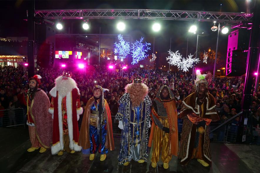 Cabalgata de Reyes 2019 - Imagen de los tres Reyes Magos en el escenario acompañados de sus respectivos pajes.
