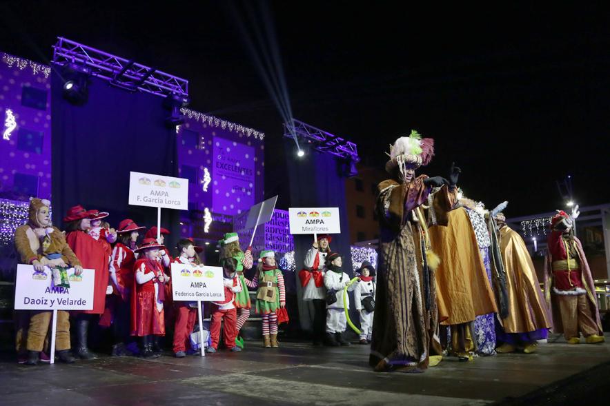 Cabalgata de Reyes 2019 - Imagen de los tres Reyes Magos en el escenario acompañados de sus respectivos pajes y muchos niños disfrazados de las distintas AMPAS de Alcobendas.