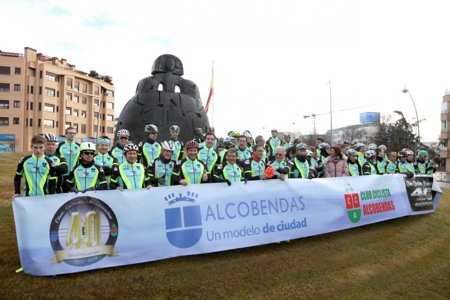 Foto Oficial Club Ciclista Alcobendas por su 50º Aniversario - Imagen Club Ciclista Alcobendas posando en la rotonda junto a la Menina, lo que será su foto oficial.