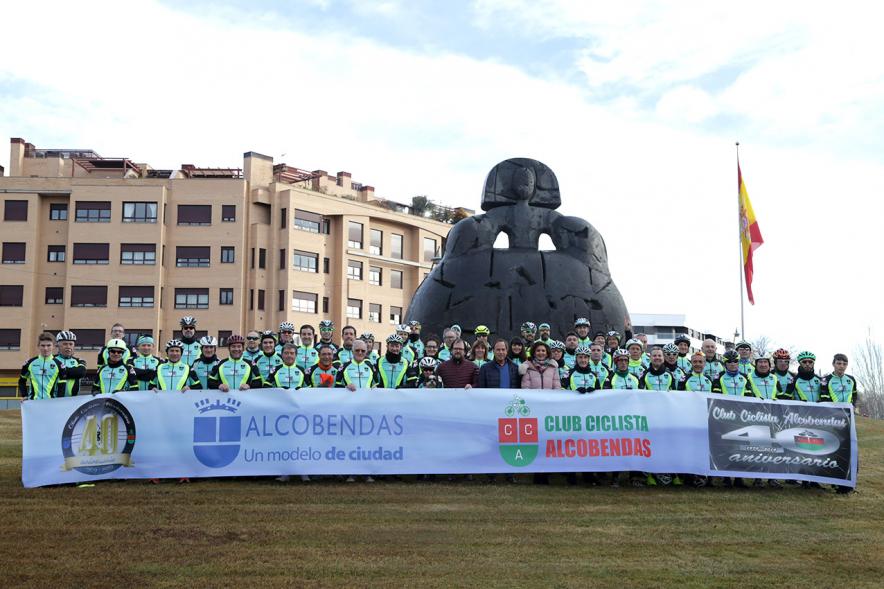 Foto Oficial Club Ciclista Alcobendas por su 50º Aniversario - Imagen foto Oficial Club Ciclista Alcobendas por su 50º Aniversario, y están acompañados por el alcalde García de Vinuesa y por Concejal responsable de Seguridad, Protección Civil y Movilidad Luis Miguel Torres.