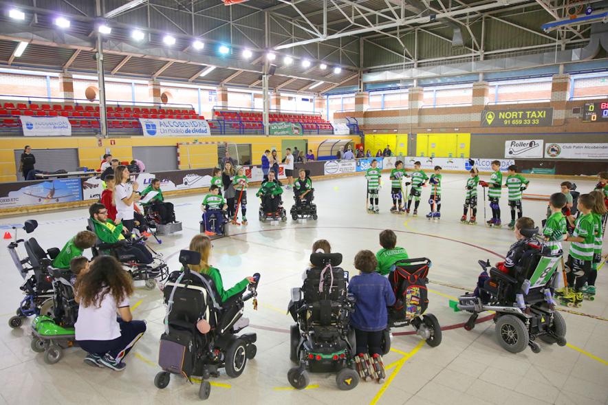 Jornadas Hockey Inclusivo ediciones 3ª y 4ª detalle participantes en corro