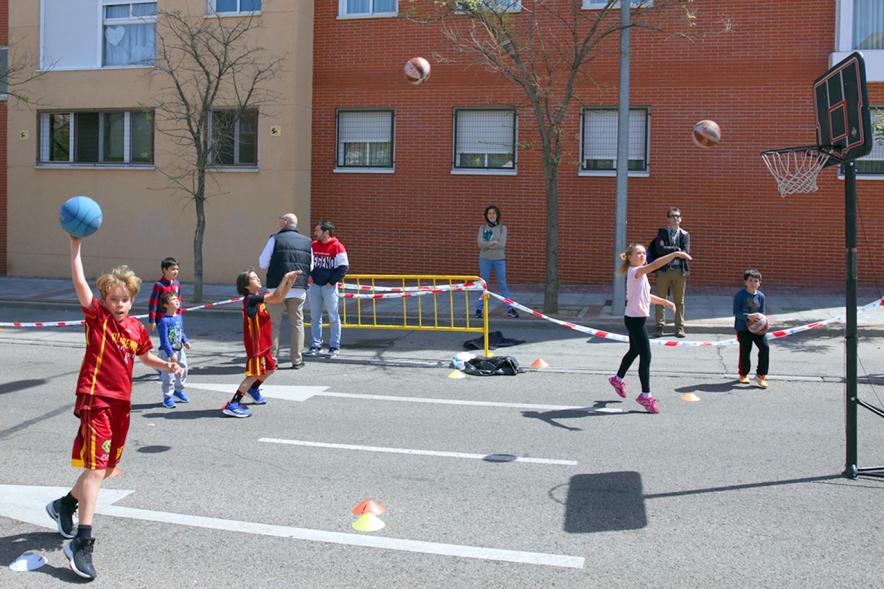 Niños jugando al baloncesto