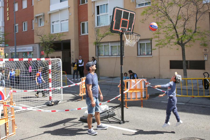 Niños jugando al baloncesto