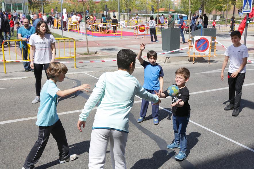 Niños jugando al balonmano