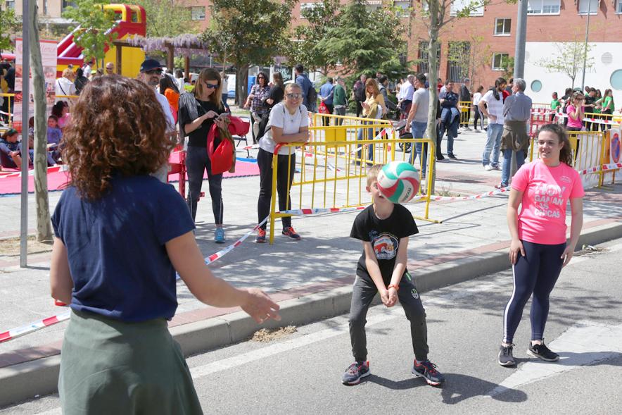 Niños jugando al voleibol