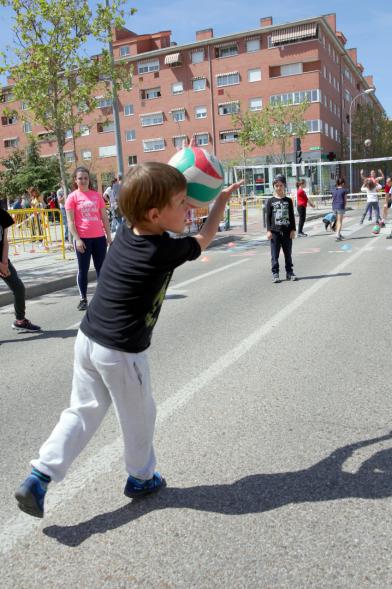Niños jugando al voleibol