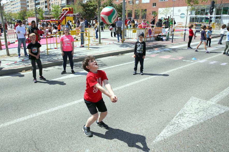 Niños jugando al voleibol
