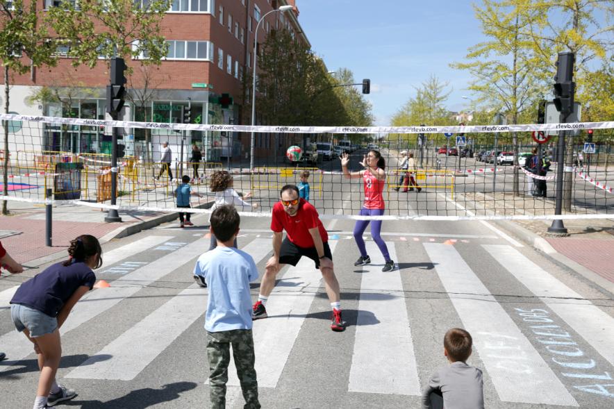 Niños jugando al voleibol