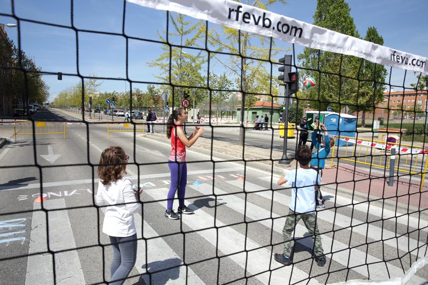 Niños jugando al voleibol