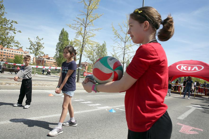 Niños jugando al voleibol