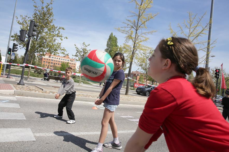 Niños jugando al voleibol
